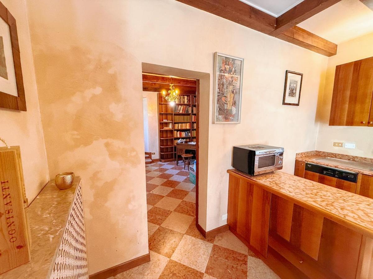 Apartment At Ponte Pietra With Garden And Parking Verona