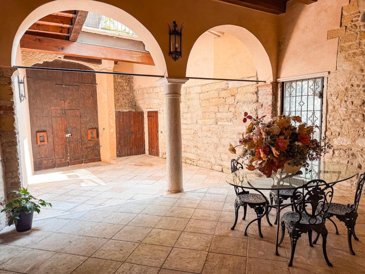 At Ponte Pietra With Garden And Parking Apartment
