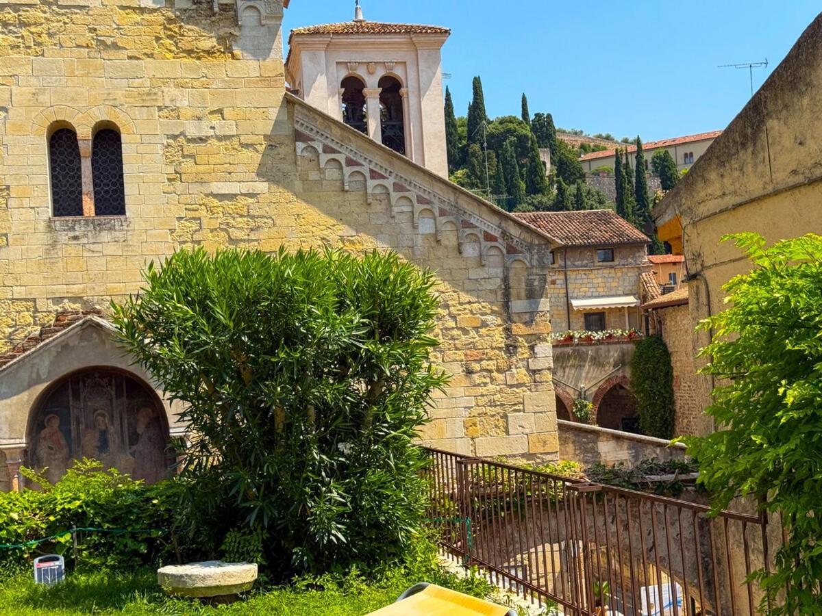 Apartment At Ponte Pietra With Garden And Parking