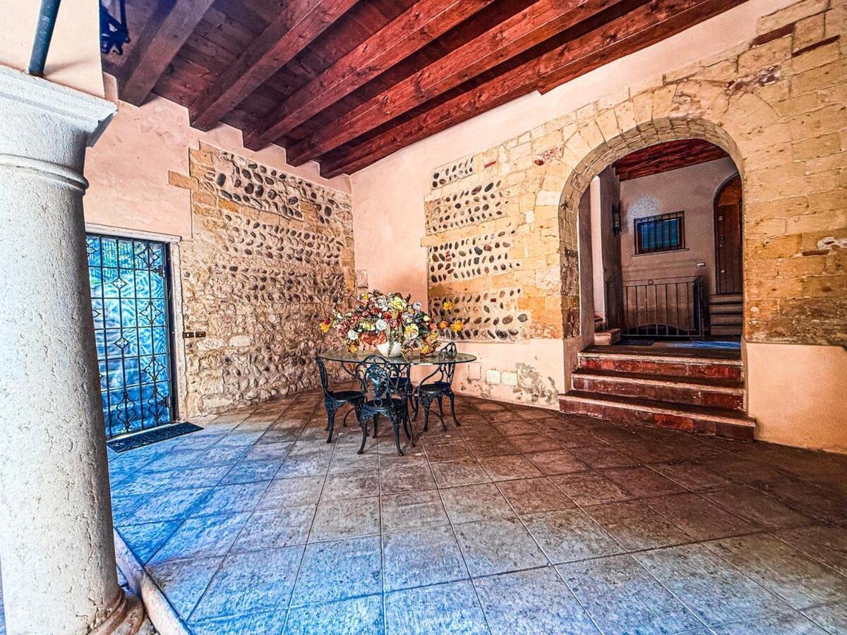 At Ponte Pietra With Garden And Parking Apartment Verona