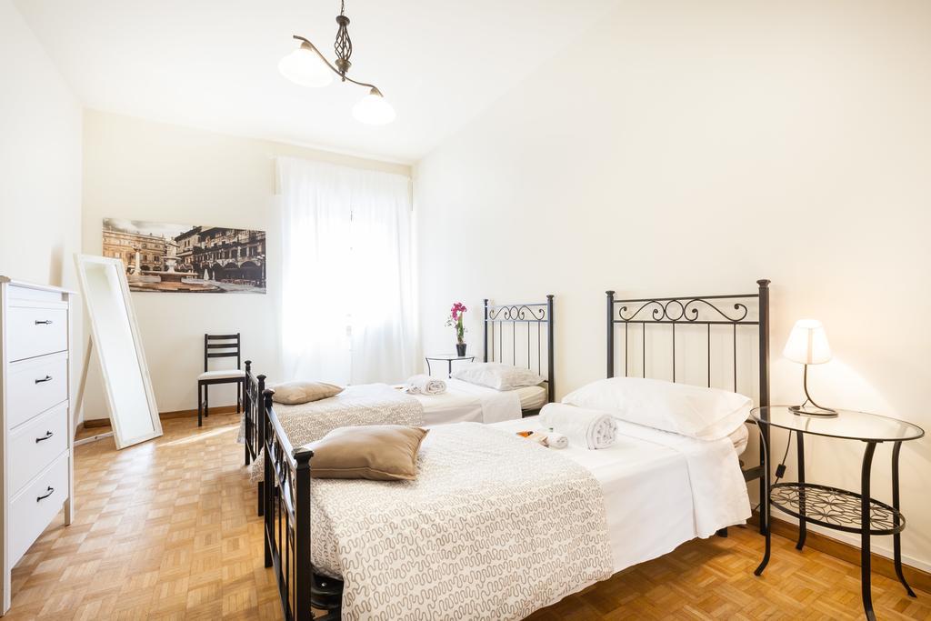 Bed & Breakfast Happiness - Center