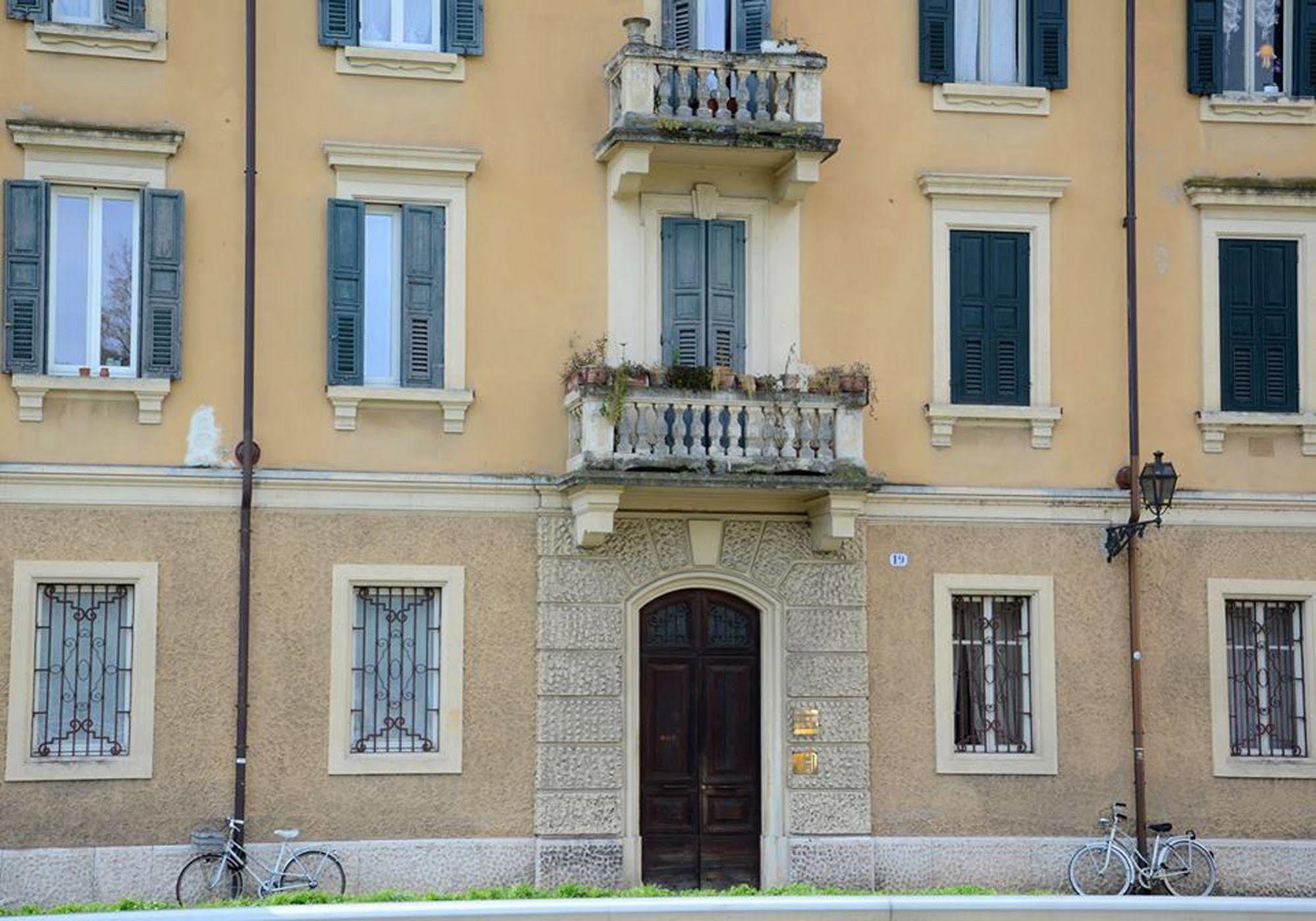 Le Flaneur - Vintage 3*