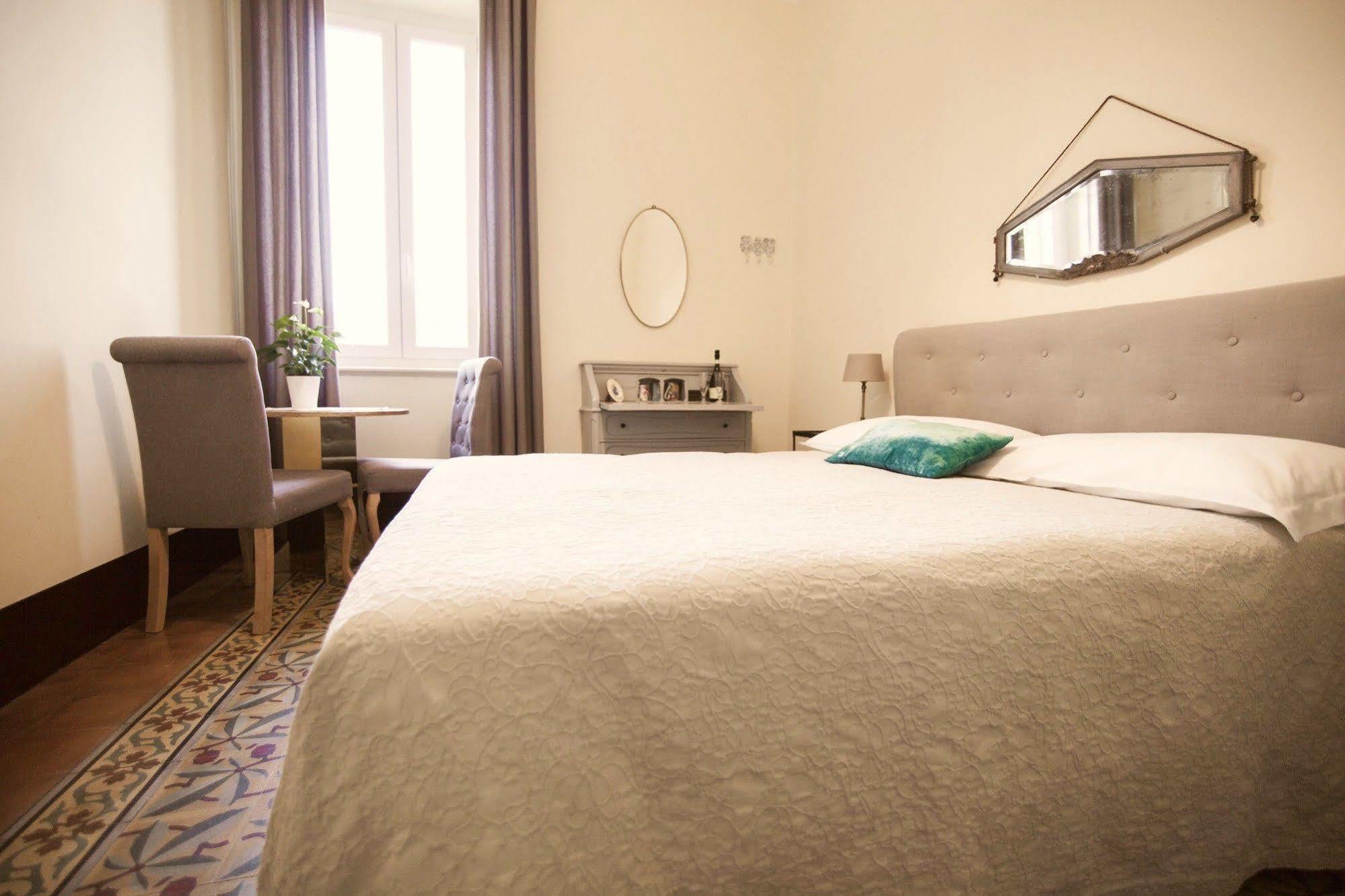 Le Flaneur - Vintage 3*