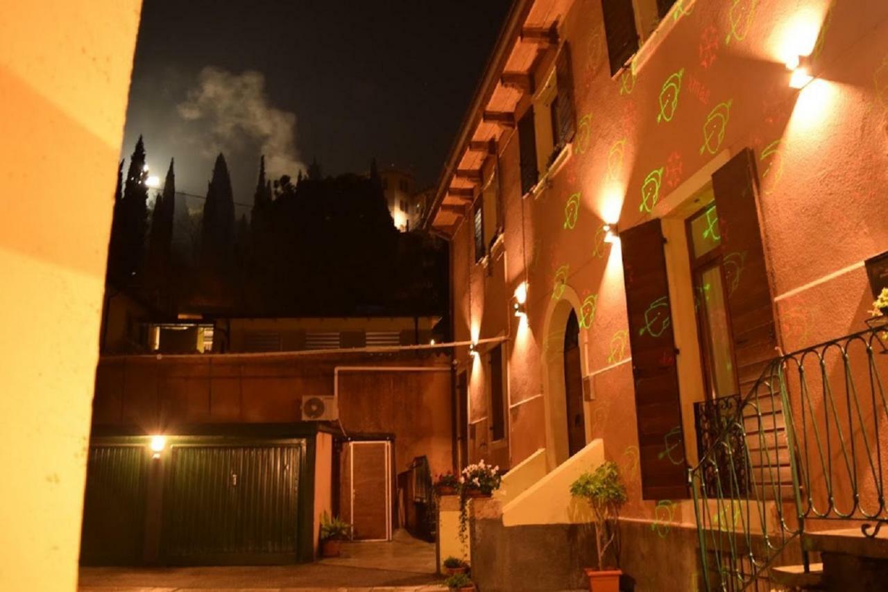 Veronauptoyou Courtyard *