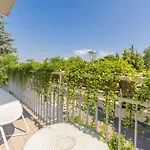 Crys: Apartments, Holiday, Business, Blu