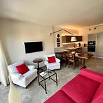 Avenue Rooms