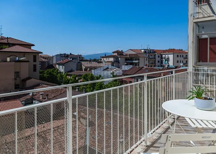Verona Central Apartment With Balconies!