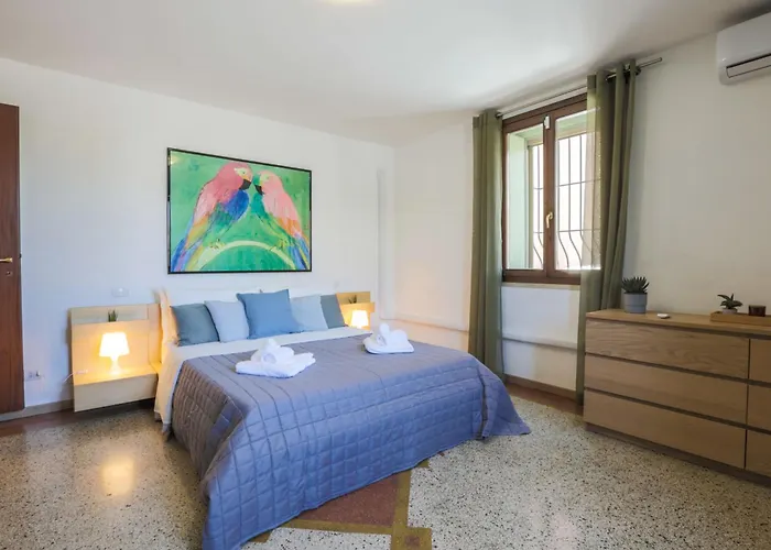Elegant Apartment: Free Netflix, Wi-Fi & Parking