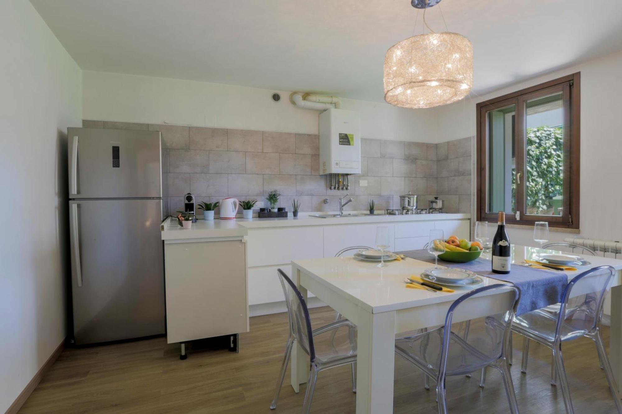 Apartment Elegant Apartment: Free Netflix, Wi-fi & Parking