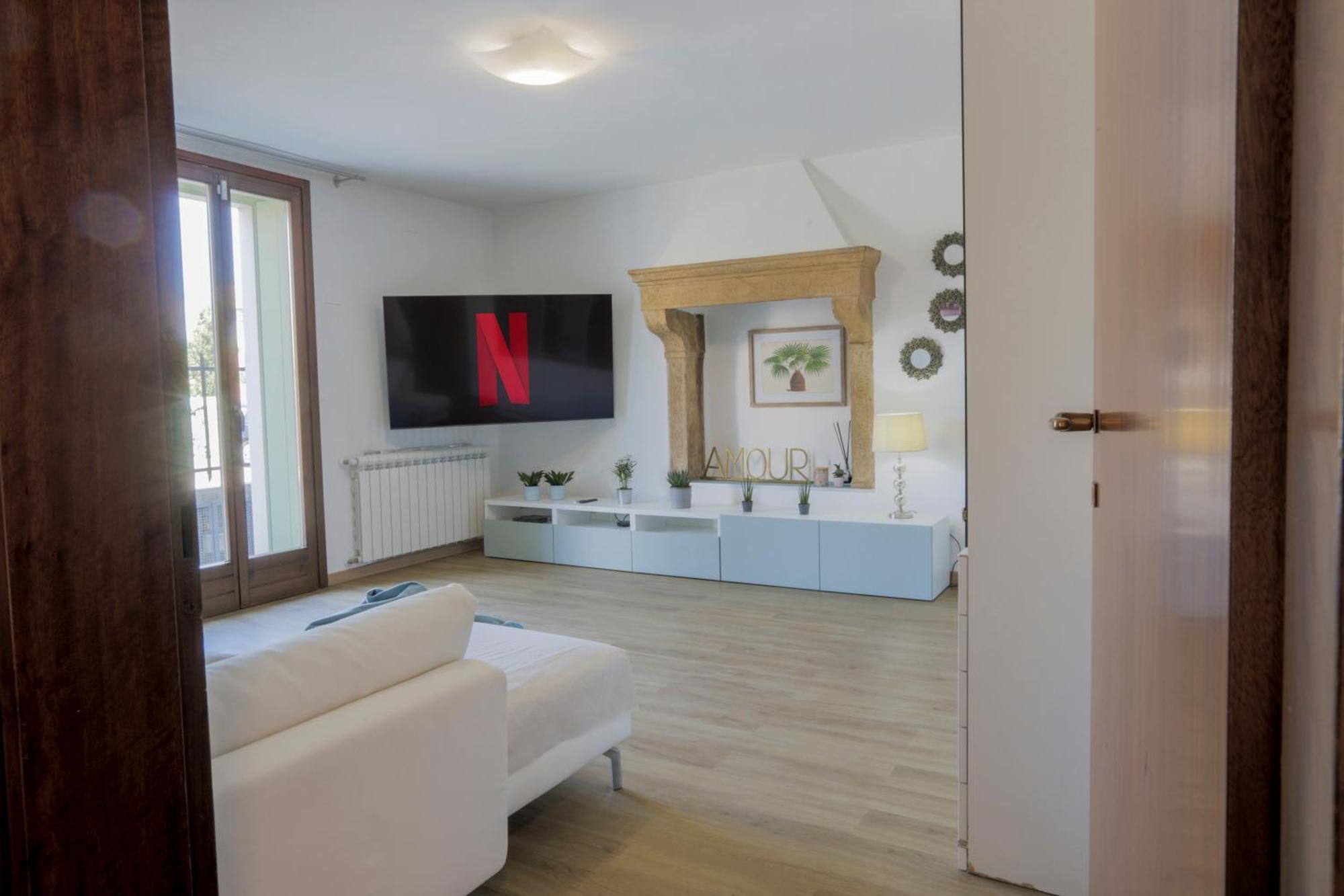 Elegant Apartment: Free Netflix, Wi-fi & Parking Apartment Verona