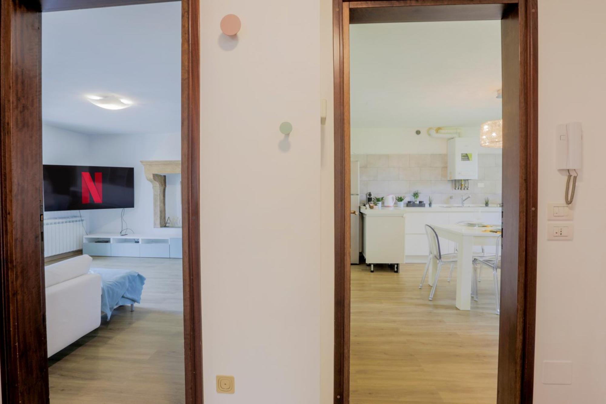 Elegant Apartment: Free Netflix, Wi-fi & Parking Apartment