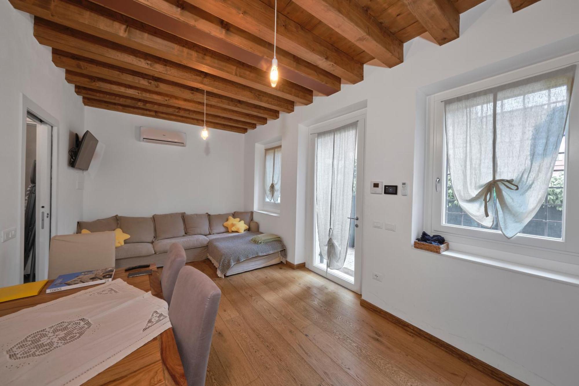 Beautiful, Cozy With A Small Courtyard. Huoneisto Verona