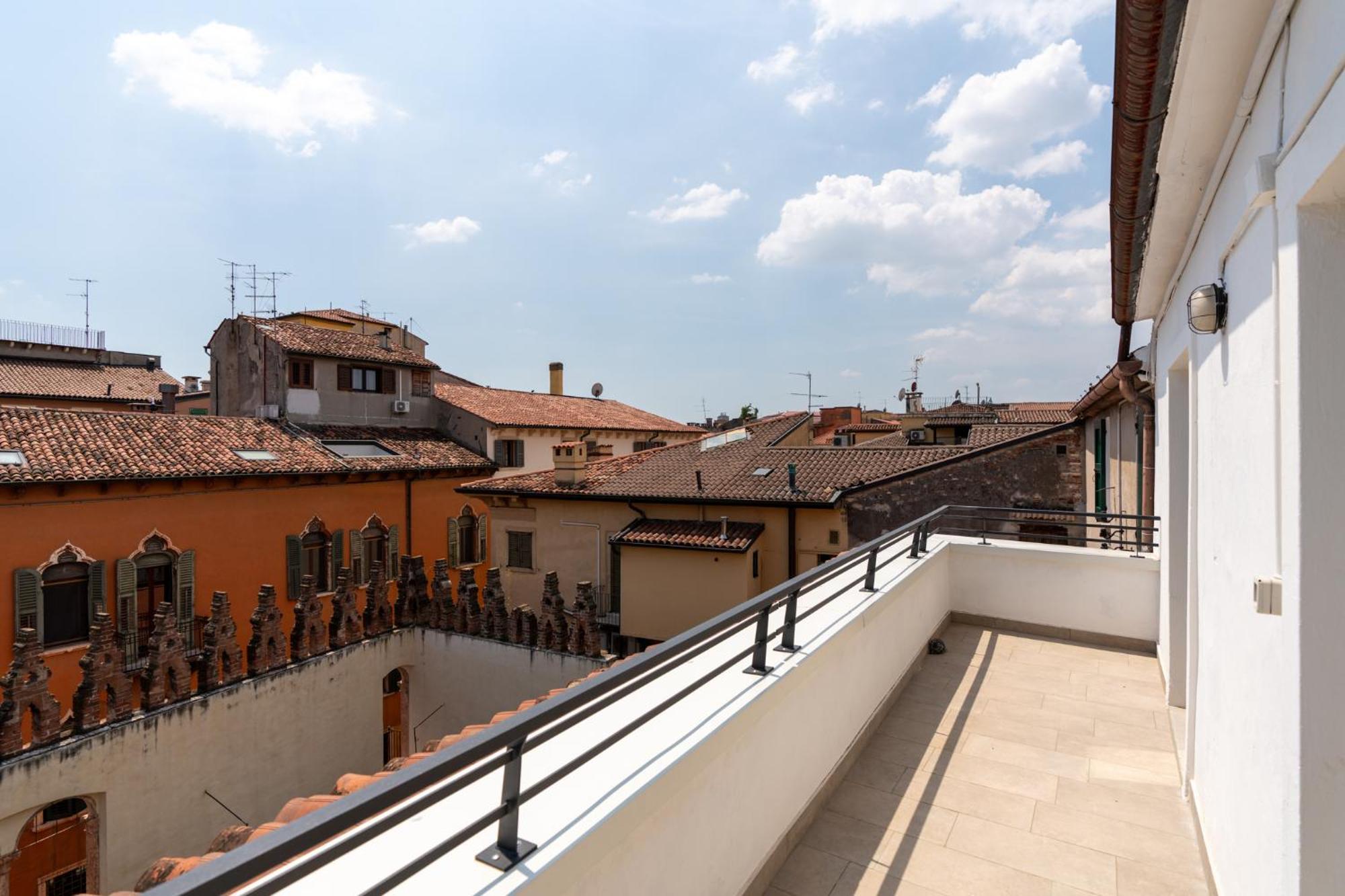 Aparthotel Palazzo Delle Guglie By Postcardsfrom Verona