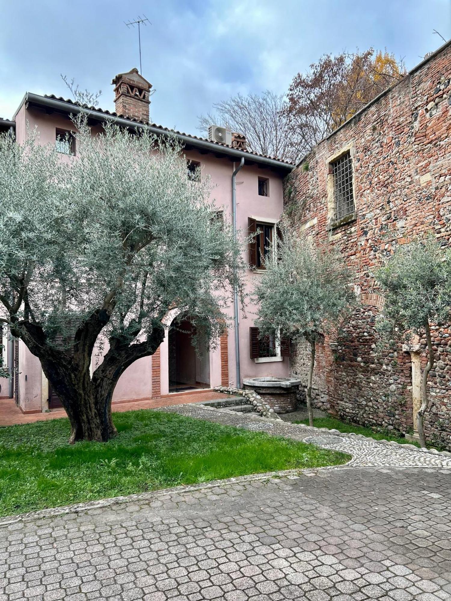 Rosso Suite-free Parking Verona
