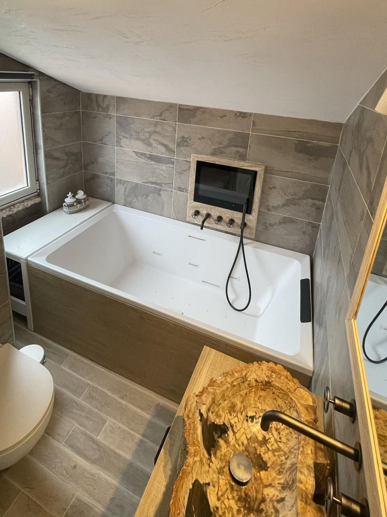 Holyday Luxury With Jacuzzi Tub *
